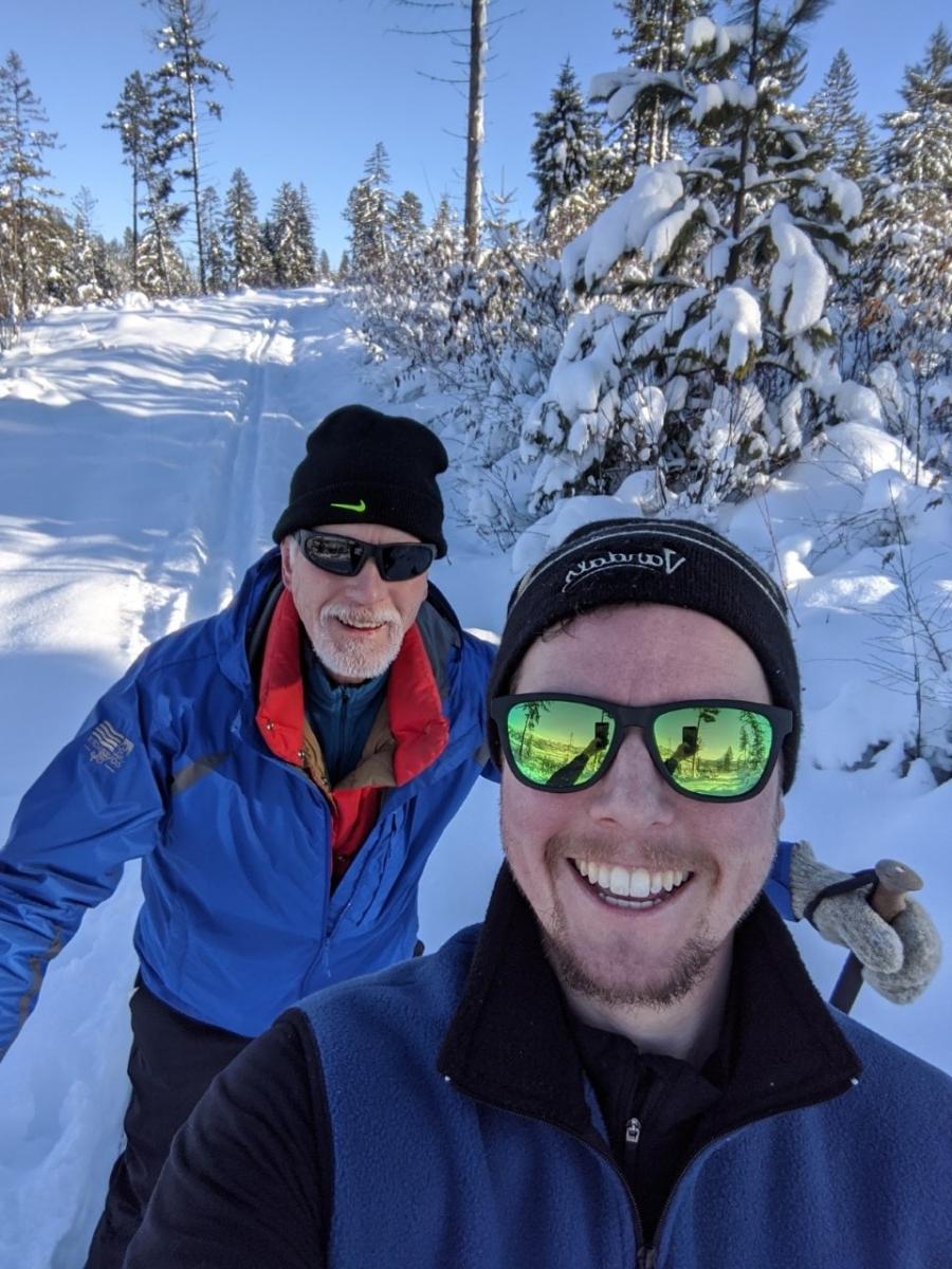 比尔·瑟斯顿和爸爸滑雪